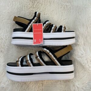 Nike women’s, size 9, Platform Icon Sandals with Straps